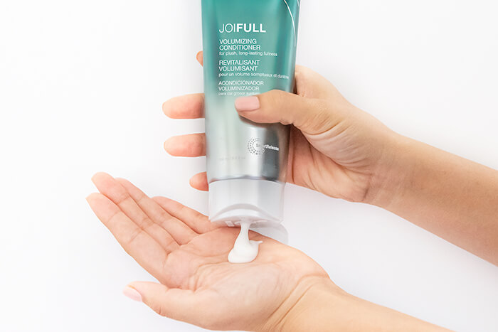 JoiFull Conditioner pouring into hand