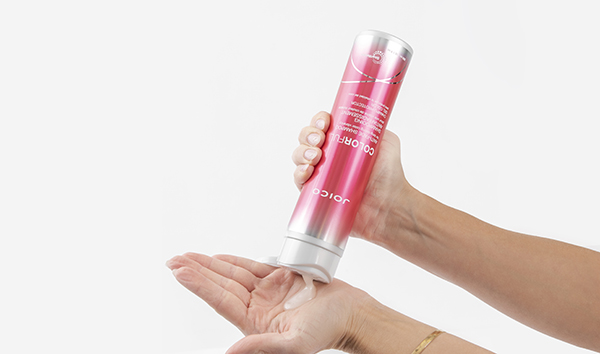 JoIco shampoo squeezing in hand